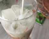 Foto langkah ke 3 dari resep Strawberry Matcha Latte.