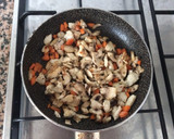 Foto del paso 4 de la receta: Espaguetis con salsa de soja, pollo, champiñones y zanahoria