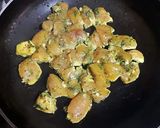 Foto del paso 5 de la receta Pinchitos de pechuga de pollo con patatas fritas y doble marinad