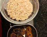 A picture of step 1 of Oats Milkshake with Dates.