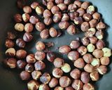 Foto del paso 1 de la receta: Galletitas garbanzo, coco y avellanas