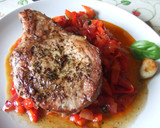 Foto del paso 6 de la receta: Chuletas de cerdo con pimientos rojos a la albahaca