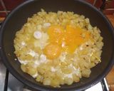 Reggeli - hagymás krumpli tojással recept fázis 3 fotója