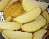 Foto langkah ke 2 dari resep Sautéed wedges potato.