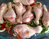 Foto del paso 3 de la receta: Muslitos de pollo con pimientos