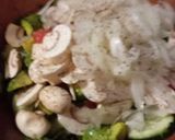 Foto del paso 2 de la receta: Ensalada de hierbas, vegetales y champiñones