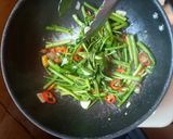 Foto langkah ke 5 dari resep Tumis kangkung Saus tiram.