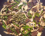 Foto del paso 3 de la receta: Salteado de espárragos y setas con morcilla Ibérica