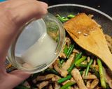 Foto langkah ke 5 dari resep Stir fried garlic scapes.