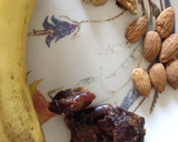 A picture of step 1 of Dates and banana shake.