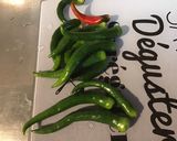Une image de l'étape 1 de Piments verts à la compotée de tomates, citron vert et épices.