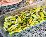 Cukkinis csirkerolád fehérboros szószban recept fázis 2 fotója