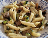 Foto del paso 7 de la receta: Salteado de calabacín, champiñones y macarrones con aguacate