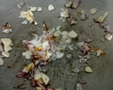 Foto langkah ke 1 dari resep Pepes Tahu Ayam Suwir Kemangi.