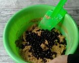 Foto langkah ke 3 dari resep Soft ChocoChips Cookies.