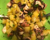Foto del passaggio 2 della ricetta Insalata di polipo tradizionale con patate prezzemolo e olive taggiasche