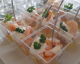 Foto del paso 3 de la receta: Ensalada de fruta, salmón y gambas -con salsa de yogur-