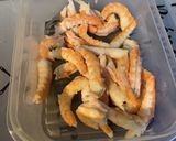 Une image de l'étape 3 de Crevettes sauvages aux poivrons, champignons et épices.