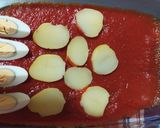 Foto del paso 2 de la receta Bacalao con tomate, patatas y huevo al horno