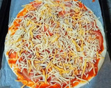 Foto del paso 2 de la receta: Pizza rápida de conservas con cebollino, provenzales y nata