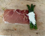 Foto del paso 2 de la receta: Espárragos al horno con gabardina de jamón serrano y queso