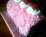 Foto langkah ke 9 dari resep Pinky Blackforest Roll Cake Valentine.