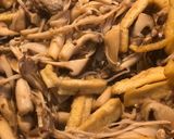 Hình bước làm 3 của món Mì udon trộn nấm