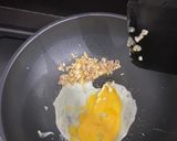 Foto langkah ke 3 dari resep Crispy Skin Nasi goreng Salmon.