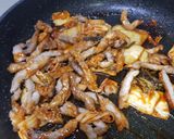 รูปขั้นตอนการทำที่ 3 ของ หมูผัดกิมจิ ซอสไก่ทอด