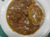 Carne en salsa de curry con timbal de arroz