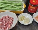 A picture of step 1 of Dry-Fried String Beans.