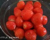 Foto langkah ke 2 dari resep Strawberry Smoothie.