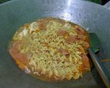 Foto langkah ke 3 dari resep Mie Tumis Keju Pedas.