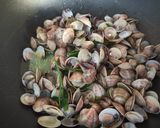 Foto del passaggio 2 della ricetta Gnocchetti alle vongole con pesto di rucola