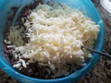 Pupusas revueltas de frijol y loroco con queso