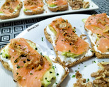 Foto del paso 4 de la receta: Tostada de salmón ahumado con aguacate y queso batido con toque gorgonzola