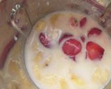 A picture of step 2 of Banana Strawberry milkshake.