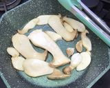 صورة لخطوة 3 من وصفة مشروم أويستر كينج بالزبدة وصلصة الصويا 🍄