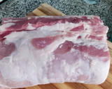 Foto del paso 5 de la receta: Lomo relleno de ciruelas, piñones, bacon, jamón York y queso