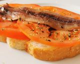 Foto del paso 3 de la receta: Tosta de sardina (arengades) con tomate