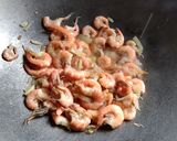 Foto langkah ke 2 dari resep Cah Kangkung Udang 🍤.