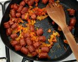 Une image de l'étape 6 de Sauce tomate, chistora sur son lit de riz.
