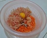 Foto langkah ke 2 dari resep Bakwan Wortel Kulit Semangka.