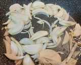 Foto del paso 1 de la receta: Salchichas con cebolla
