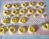 Foto langkah ke 4 dari resep Donat kentang.