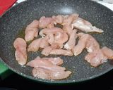 Foto del paso 2 de la receta: Pechuga de pollo con pimientos y salsa de paté (aprovechamiento de salsa)