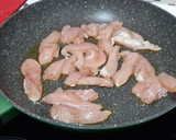 Foto del paso 2 de la receta: Pechuga de pollo con pimientos y salsa de paté (aprovechamiento de salsa)