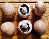Foto del paso 1 de la receta: Hongos negros o Hongos portobello rellenos con morcilla 😀