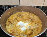 A picture of step 4 of Lahsuni makhani murg (with fresh cream).