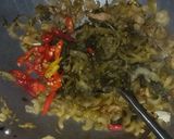 Foto langkah ke 3 dari resep Tumis sawi asin.